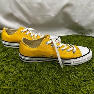 women’s size 8 yellow converse